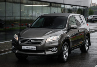 Подержанный автомобиль Toyota RAV4 2010 года (3 фото)
