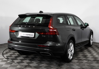 Подержанный автомобиль Volvo V60 Cross Country 2020 года (7 фото)