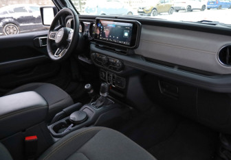 Подержанный автомобиль Jeep Wrangler 2023 года (8 фото)