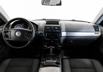 Подержанный автомобиль Volkswagen Touareg 2006 года (10 фото)