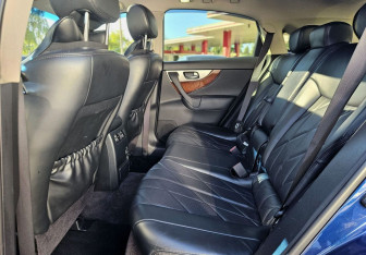 Подержанный автомобиль Infiniti QX70 2014 года (11 фото)