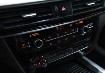Подержанный автомобиль BMW X5 2015 года (29 фото)
