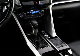 Подержанный автомобиль Mitsubishi Eclipse Cross 2018 года (14 фото)