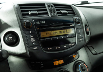 Подержанный автомобиль Toyota RAV4 2010 года (16 фото)