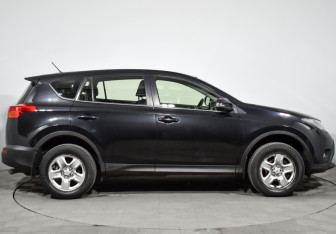 Подержанный автомобиль Toyota RAV4 2015 года (4 фото)