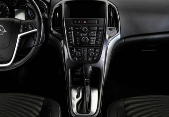 Подержанный автомобиль Opel Astra Sedan 2012 года (13 фото)