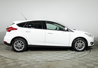 Подержанный автомобиль Ford Focus Hatchback 2015 года (4 фото)