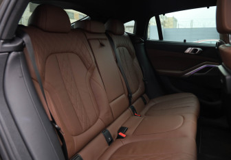 Подержанный автомобиль BMW X6 2022 года (16 фото)