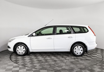 Подержанный автомобиль Ford Focus Wagon 2010 года (8 фото)