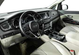 Подержанный автомобиль Kia Carnival 2018 года (11 фото)