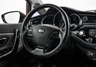 Подержанный автомобиль Kia Ceed Hatchback 2015 года (16 фото)