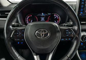 Подержанный автомобиль Toyota RAV4 2020 года (17 фото)