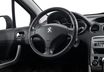 Подержанный автомобиль Peugeot 308 Hatchback 2011 года (14 фото)