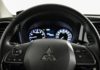 Подержанный автомобиль Mitsubishi Outlander 2019 года (21 фото)