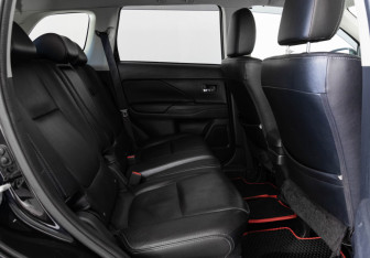 Подержанный автомобиль Mitsubishi Outlander 2015 года (15 фото)