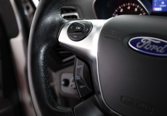 Подержанный автомобиль Ford Kuga 2016 года (10 фото)