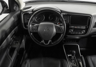 Подержанный автомобиль Mitsubishi Outlander 2018 года (11 фото)