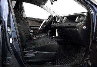 Подержанный автомобиль Toyota RAV4 2013 года (18 фото)