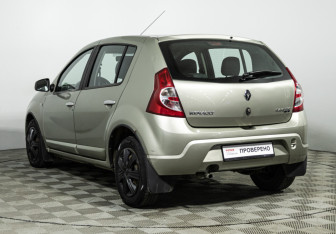 Подержанный автомобиль Renault Sandero 2013 года (7 фото)