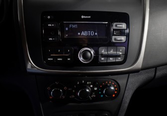 Подержанный автомобиль Renault Logan Sedan 2017 года (14 фото)