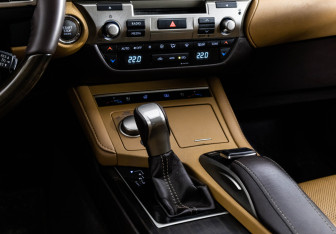 Подержанный автомобиль Lexus ES 2016 года (15 фото)