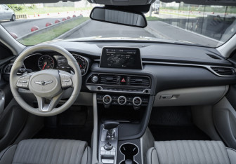 Подержанный автомобиль Genesis G70 2020 года (14 фото)