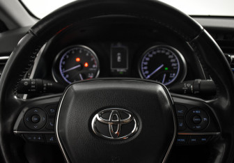 Подержанный автомобиль Toyota Camry Sedan 2018 года (18 фото)
