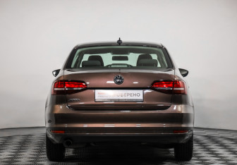 Подержанный автомобиль Volkswagen Jetta Sedan 2017 года (6 фото)