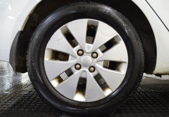 Подержанный автомобиль Kia Rio Sedan 2013 года (9 фото)