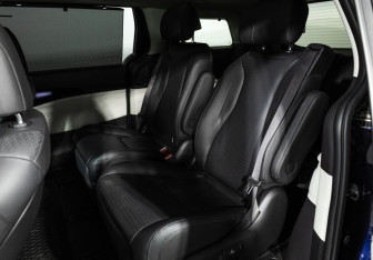 Подержанный автомобиль Kia Carnival 2023 года (10 фото)