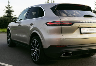 Подержанный автомобиль Porsche Cayenne 2018 года (10 фото)