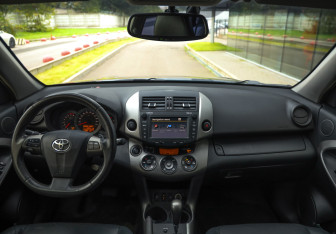 Подержанный автомобиль Toyota RAV4 2012 года (11 фото)