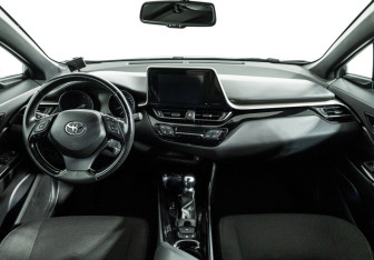Подержанный автомобиль Toyota C-HR 2019 года (13 фото)