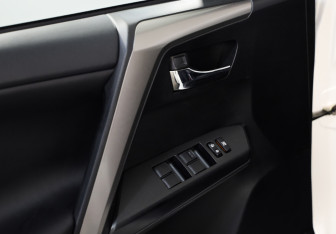Подержанный автомобиль Toyota RAV4 2017 года (21 фото)