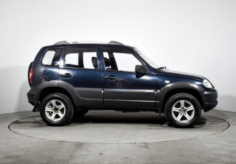 Подержанный автомобиль Chevrolet Niva 2011 года (4 фото)