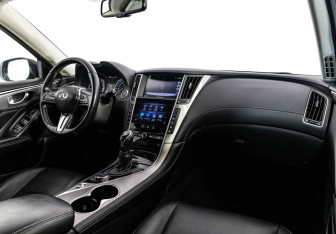 Подержанный автомобиль Infiniti Q50 2017 года (12 фото)
