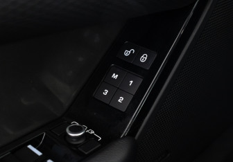 Подержанный автомобиль Land Rover Range Rover Velar 2018 года (16 фото)