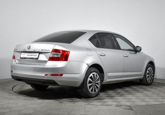 Подержанный автомобиль Skoda Octavia Liftback 2016 года (5 фото)
