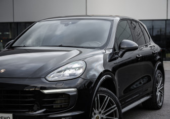 Подержанный автомобиль Porsche Cayenne 2015 года (2 фото)