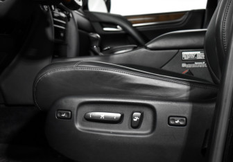 Подержанный автомобиль Lexus LX 2017 года (10 фото)