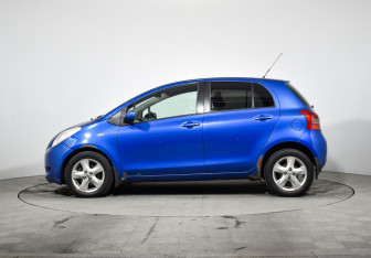 Подержанный автомобиль Toyota Yaris Hatchback 2007 года (8 фото)