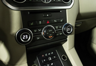 Подержанный автомобиль Land Rover Discovery 2015 года (19 фото)