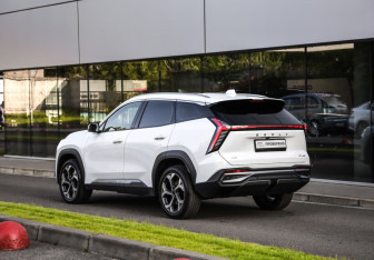Подержанный автомобиль Geely Atlas 2023 года (8 фото)