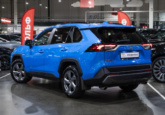 Подержанный автомобиль Toyota RAV4 2020 года (10 фото)