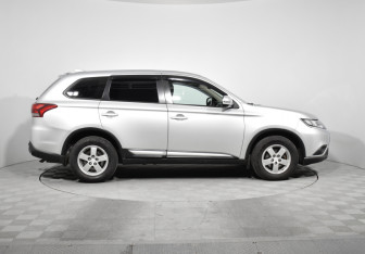 Подержанный автомобиль Mitsubishi Outlander 2019 года (4 фото)