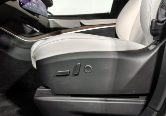 Подержанный автомобиль Tesla Model X 2023 года (15 фото)