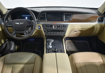 Подержанный автомобиль Genesis G80 2017 года (13 фото)