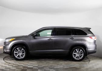 Подержанный автомобиль Toyota Highlander 2015 года (9 фото)