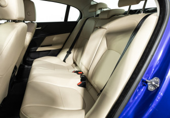 Подержанный автомобиль Jaguar XE 2016 года (10 фото)