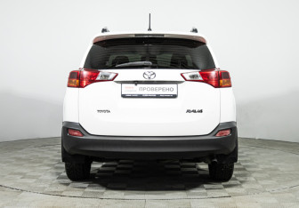Подержанный автомобиль Toyota RAV4 2014 года (6 фото)